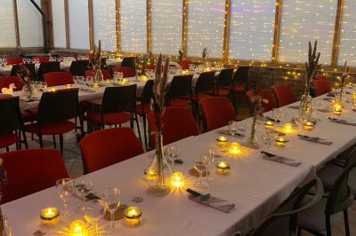 Illustration d'une loupe stylisée avec un cercle central et une poignée inclinée vers la droite.