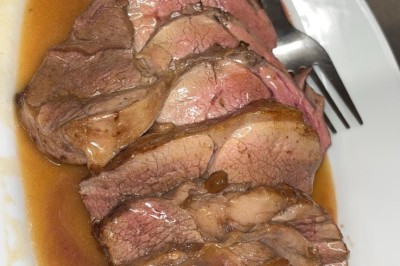 Assiette contenant un steak grillé, une purée de pommes de terre, une salade verte et une sauce servie dans un ramequin.