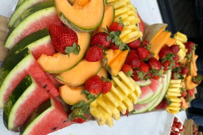 Assiette contenant un steak grillé, une purée de pommes de terre, une salade verte et une sauce servie dans un ramequin.