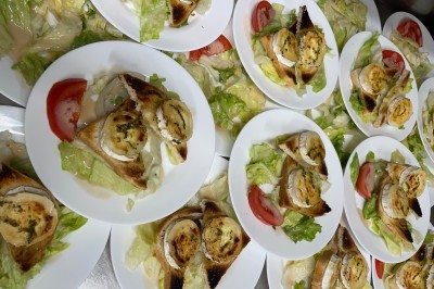 Assiette contenant un steak grillé, une purée de pommes de terre, une salade verte et une sauce servie dans un ramequin.