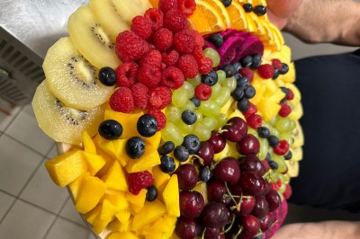 Assiette contenant un steak grillé, une purée de pommes de terre, une salade verte et une sauce servie dans un ramequin.