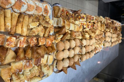 Assiette contenant un steak grillé, une purée de pommes de terre, une salade verte et une sauce servie dans un ramequin.