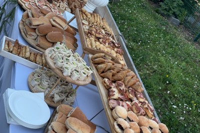 Assiette contenant un steak grillé, une purée de pommes de terre, une salade verte et une sauce servie dans un ramequin.