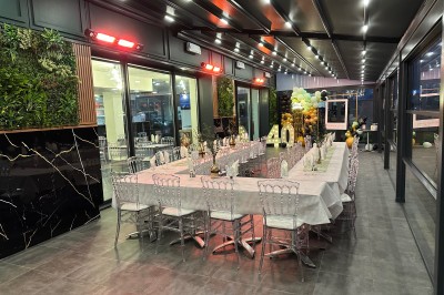 Assiette contenant un steak grillé, une purée de pommes de terre, une salade verte et une sauce servie dans un ramequin.