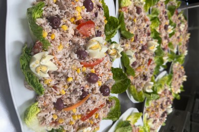 Assiette contenant un steak grillé, une purée de pommes de terre, une salade verte et une sauce servie dans un ramequin.