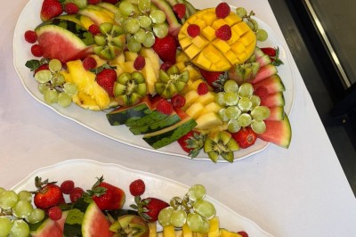 Assiette contenant un steak grillé, une purée de pommes de terre, une salade verte et une sauce servie dans un ramequin.
