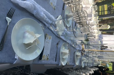 Assiette contenant un steak grillé, une purée de pommes de terre, une salade verte et une sauce servie dans un ramequin.