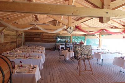 Chambre lumineuse avec lits en bois, bureau, armoire, décorations végétales et vue sur un jardin par la fenêtre.
