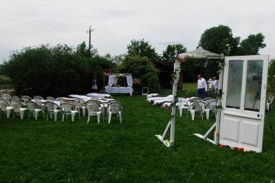 Chambre lumineuse avec lits en bois, bureau, armoire, décorations végétales et vue sur un jardin par la fenêtre.