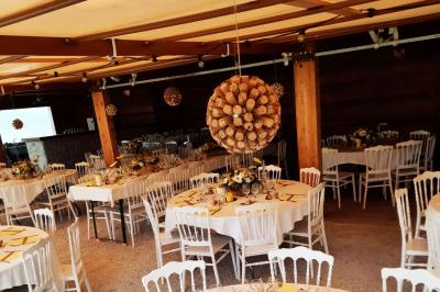 Chambre lumineuse avec lits en bois, bureau, armoire, décorations végétales et vue sur un jardin par la fenêtre.
