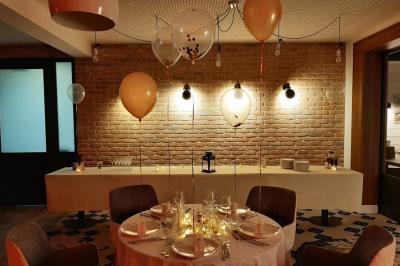 Paysage de golf avec pelouses verdoyantes, reliefs ondulés et maisons en arrière-plan sous un ciel dégagé.