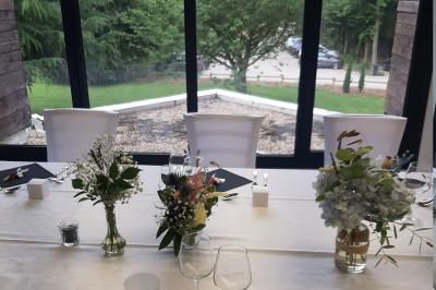 Paysage de golf avec pelouses verdoyantes, reliefs ondulés et maisons en arrière-plan sous un ciel dégagé.