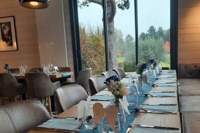 Paysage de golf avec pelouses verdoyantes, reliefs ondulés et maisons en arrière-plan sous un ciel dégagé.