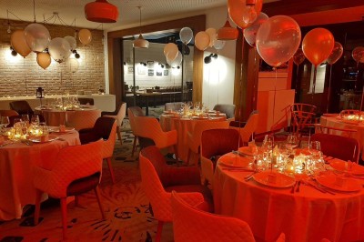 Plateau d'éclairs salés disposés sur une table avec des bouteilles de champagne dans un seau de glace en arrière-plan.