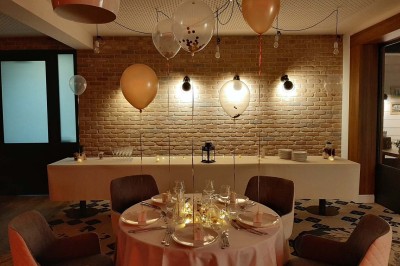 Plateau d'éclairs salés disposés sur une table avec des bouteilles de champagne dans un seau de glace en arrière-plan.