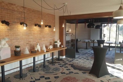 Plateau d'éclairs salés disposés sur une table avec des bouteilles de champagne dans un seau de glace en arrière-plan.