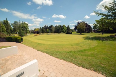 Plateau d'éclairs salés disposés sur une table avec des bouteilles de champagne dans un seau de glace en arrière-plan.