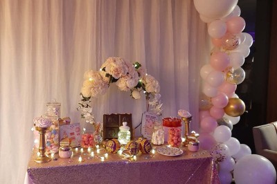 Plateau d'éclairs salés disposés sur une table avec des bouteilles de champagne dans un seau de glace en arrière-plan.