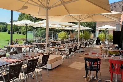 Plateau d'éclairs salés disposés sur une table avec des bouteilles de champagne dans un seau de glace en arrière-plan.