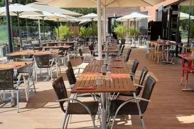 Plateau d'éclairs salés disposés sur une table avec des bouteilles de champagne dans un seau de glace en arrière-plan.
