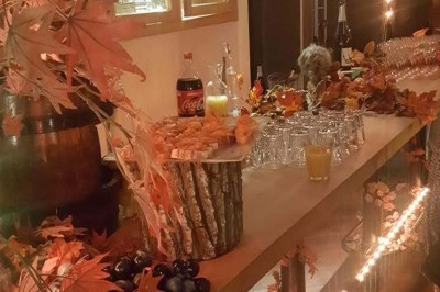 Plateau d'éclairs salés disposés sur une table avec des bouteilles de champagne dans un seau de glace en arrière-plan.