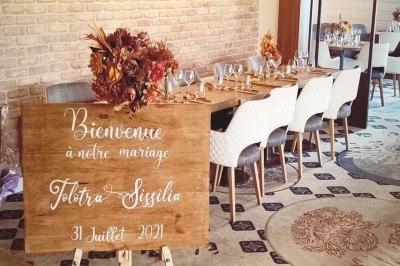 Plateau d'éclairs salés disposés sur une table avec des bouteilles de champagne dans un seau de glace en arrière-plan.