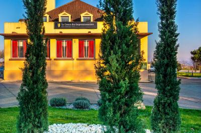 Vue d'un terrain de golf verdoyant avec des arbres et une ville en arrière-plan sous un ciel dégagé.