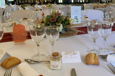 Décoration de salle avec échelle en bois ornée de lettres ’LOVE’, pampas et vases, éclairage violet en arrière-plan.