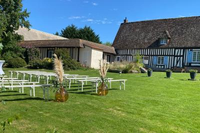 Décoration de salle avec échelle en bois ornée de lettres ’LOVE’, pampas et vases, éclairage violet en arrière-plan.