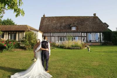 Décoration de salle avec échelle en bois ornée de lettres ’LOVE’, pampas et vases, éclairage violet en arrière-plan.