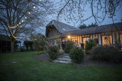 Décoration de salle avec échelle en bois ornée de lettres ’LOVE’, pampas et vases, éclairage violet en arrière-plan.