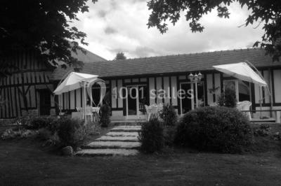 Décoration de salle avec échelle en bois ornée de lettres ’LOVE’, pampas et vases, éclairage violet en arrière-plan.