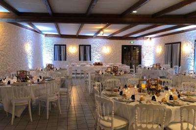 Décoration de salle avec échelle en bois ornée de lettres ’LOVE’, pampas et vases, éclairage violet en arrière-plan.