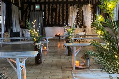 Décoration de salle avec échelle en bois ornée de lettres ’LOVE’, pampas et vases, éclairage violet en arrière-plan.