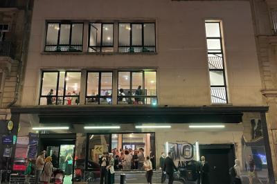 Plan architectural d’un étage avec disposition des salles, escaliers, ascenseur et annotations techniques.