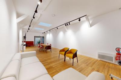 Plan architectural d’un étage avec disposition des salles, escaliers, ascenseur et annotations techniques.