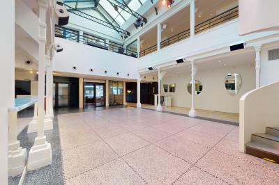 Plan architectural d’un étage avec disposition des salles, escaliers, ascenseur et annotations techniques.