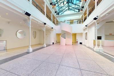 Plan architectural d’un étage avec disposition des salles, escaliers, ascenseur et annotations techniques.