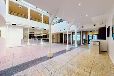 Plan architectural d’un étage avec disposition des salles, escaliers, ascenseur et annotations techniques.