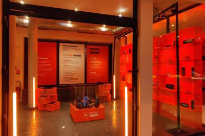 Plan architectural d’un étage avec disposition des salles, escaliers, ascenseur et annotations techniques.