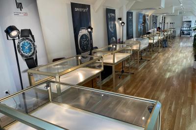 Plan architectural d’un étage avec disposition des salles, escaliers, ascenseur et annotations techniques.