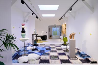 Plan architectural d’un étage avec disposition des salles, escaliers, ascenseur et annotations techniques.