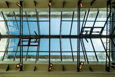 Plan architectural d’un étage avec disposition des salles, escaliers, ascenseur et annotations techniques.