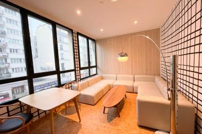 Plan architectural d’un étage avec disposition des salles, escaliers, ascenseur et annotations techniques.