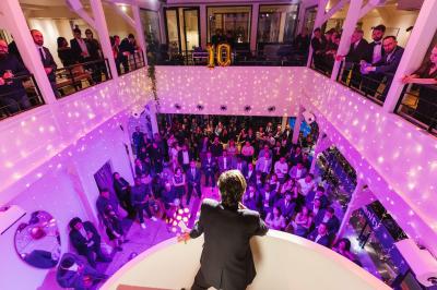 Plan architectural d’un étage avec disposition des salles, escaliers, ascenseur et annotations techniques.