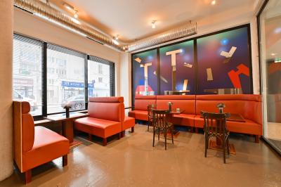 Plan architectural d’un étage avec disposition des salles, escaliers, ascenseur et annotations techniques.