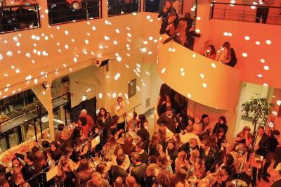 Plan architectural d’un étage avec disposition des salles, escaliers, ascenseur et annotations techniques.