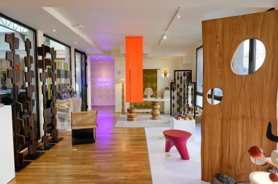 Plan architectural d’un étage avec disposition des salles, escaliers, ascenseur et annotations techniques.