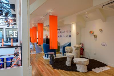 Plan architectural d’un étage avec disposition des salles, escaliers, ascenseur et annotations techniques.