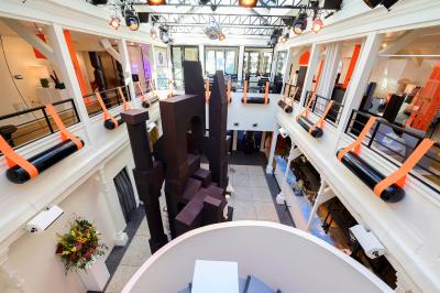 Plan architectural d’un étage avec disposition des salles, escaliers, ascenseur et annotations techniques.